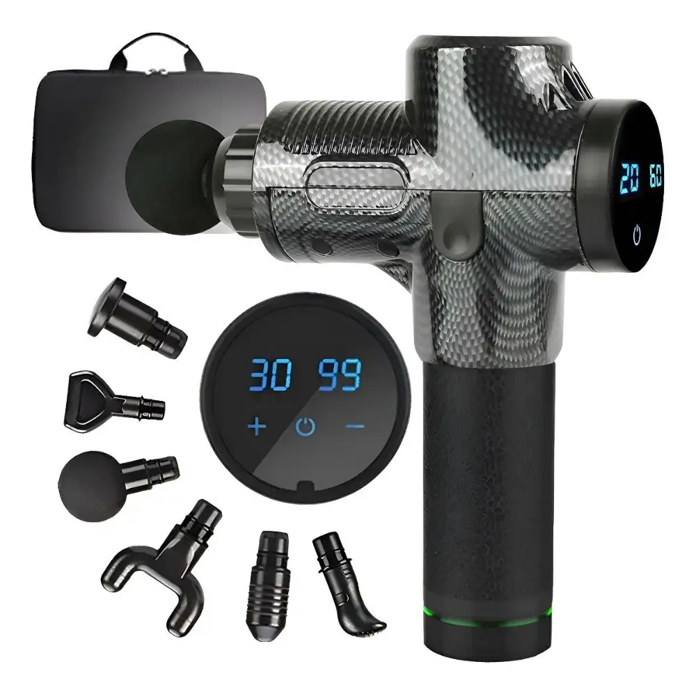 Pistola massageadora muscular profissional com acabamento texturizado em fibra de carbono e viseira digital LCD traseira. O produto é exibido em fundo branco ao lado de sua maleta de transporte preta, um detalhe do painel digital com botões de controle e seis ponteiras pretas intercambiáveis ​​para diferentes tipos de massagem e relaxamento corporal.