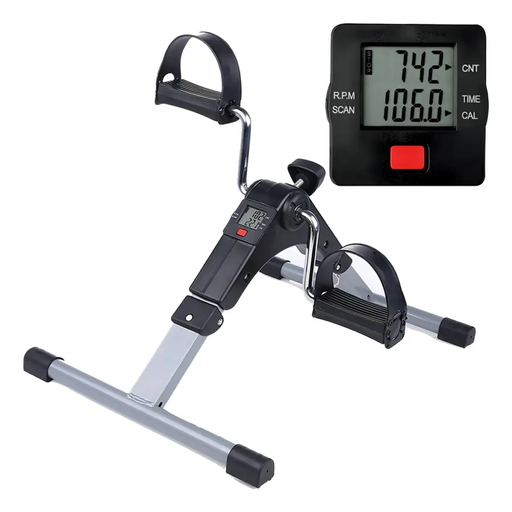 Uma mini bicicleta ergométrica para exercícios leves em casa, fácil de usar e guardar. A imagem mostra o aparelho com pedais e alças de segurança para os pés, ideal para dar firmeza durante o exercício. Um detalhe ampliado destaca o monitor digital com botões de controle simples e números bem visíveis, facilitando o acompanhamento do tempo e da atividade.