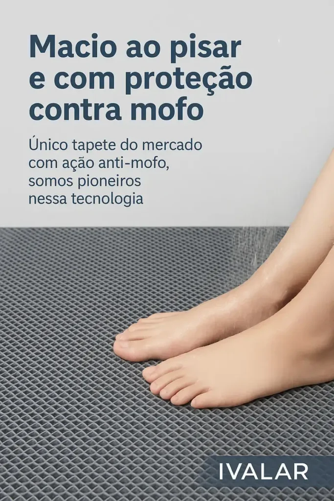 Vista de cima de um tapete de segurança cinza com textura emborrachada aprimorada, ideal para prevenir quedas de idosos no quarto ou no banheiro.